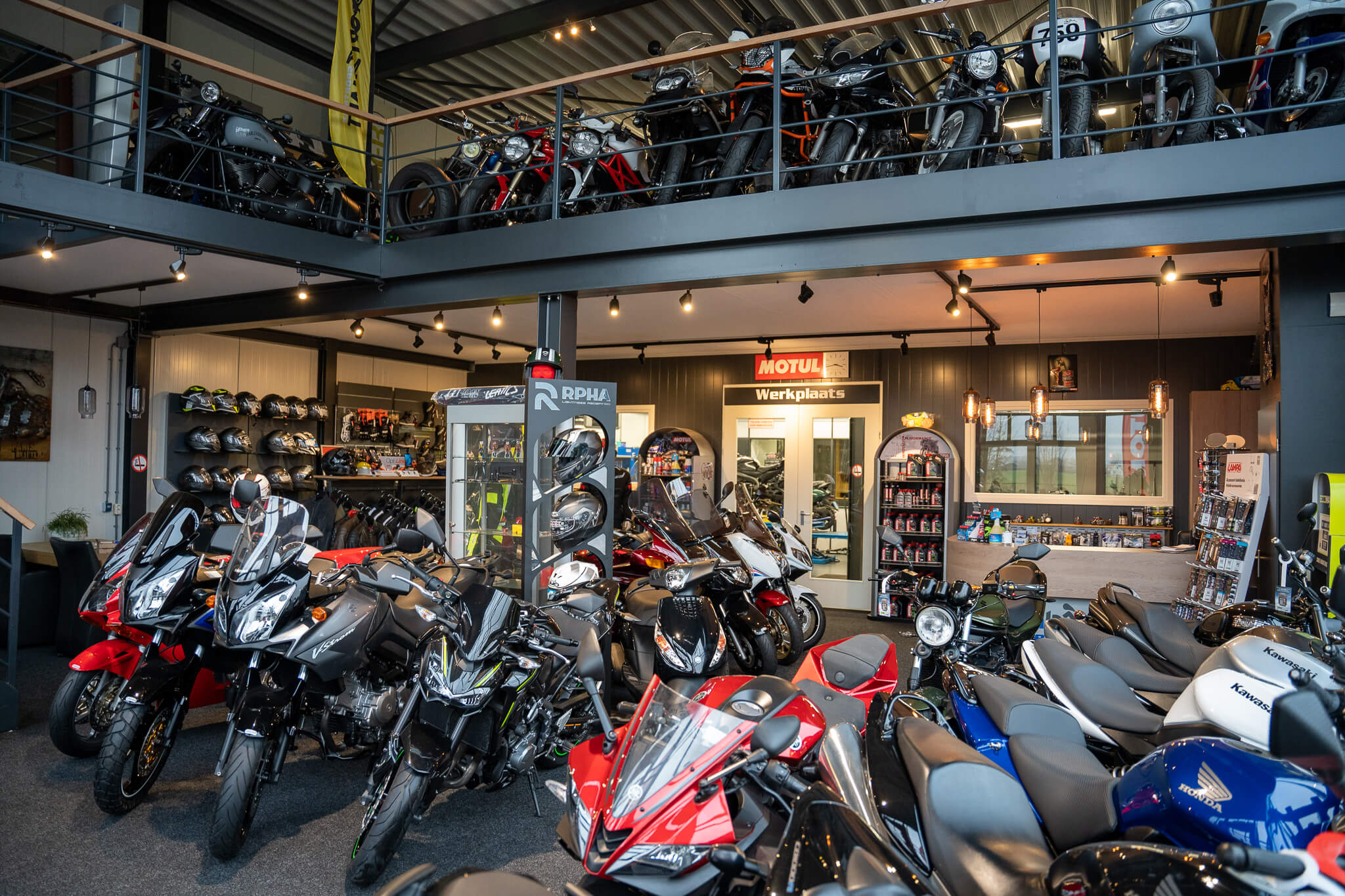 Showroom met motoren op twee verdiepingen