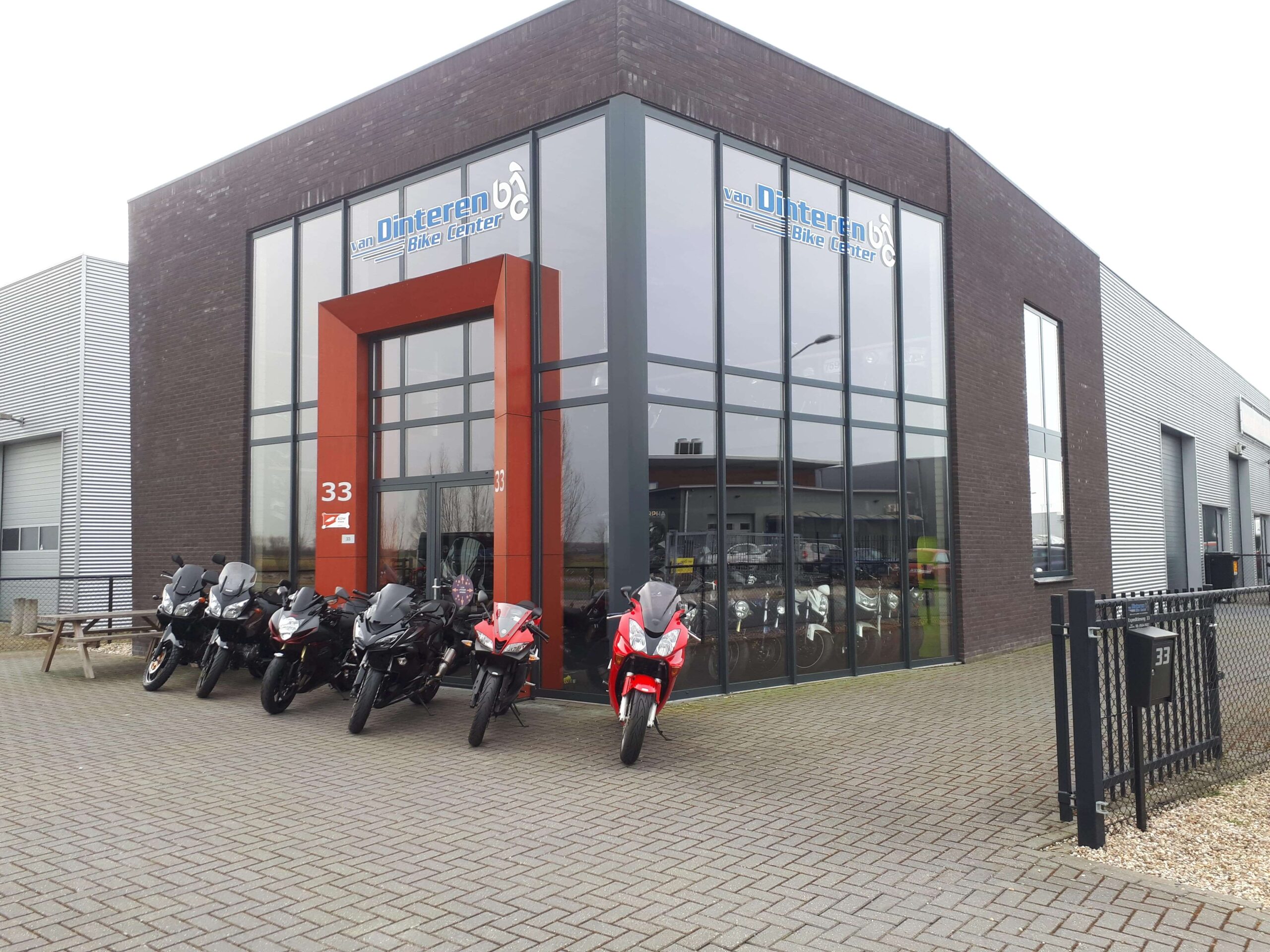 Het pand van Van Dinteren Bike Center met motoren voor de deur
