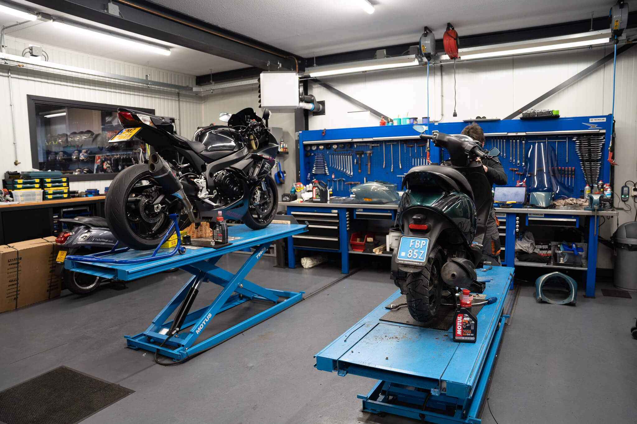Werkplaats met motorhefbruggen
